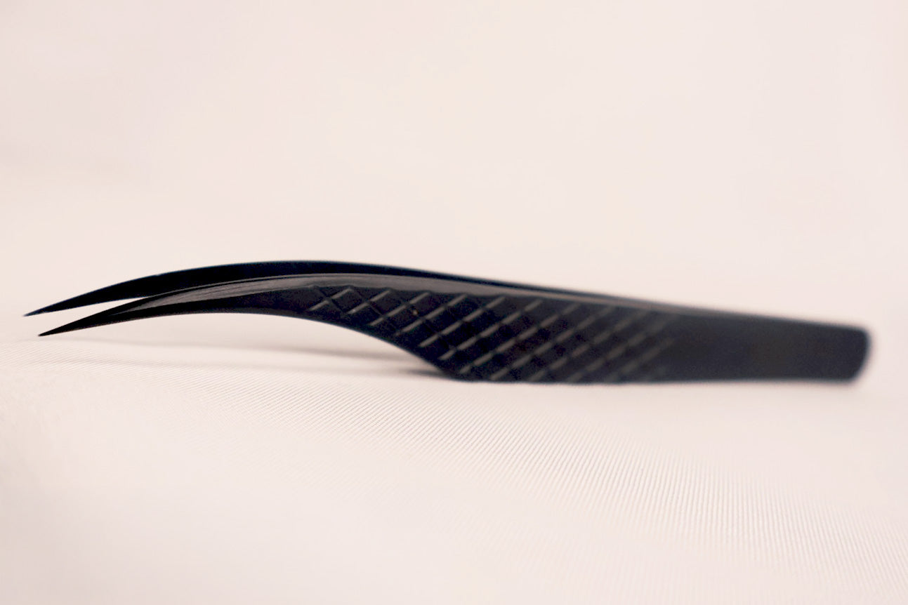 Curved fanning Tweezer
